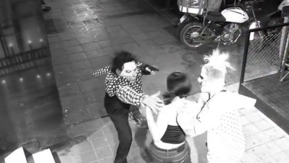 殺人事件を矮小化する新しいビデオ |サンファンのボーリング場はハロウィーンパーティーを促進するためにこれを行った