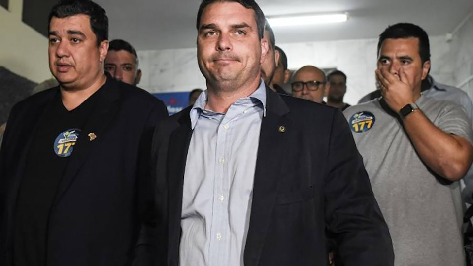 フラビオ・ボルソナロは、米国がブラジルの船舶を爆撃したと示唆した。麻薬密売と闘うために