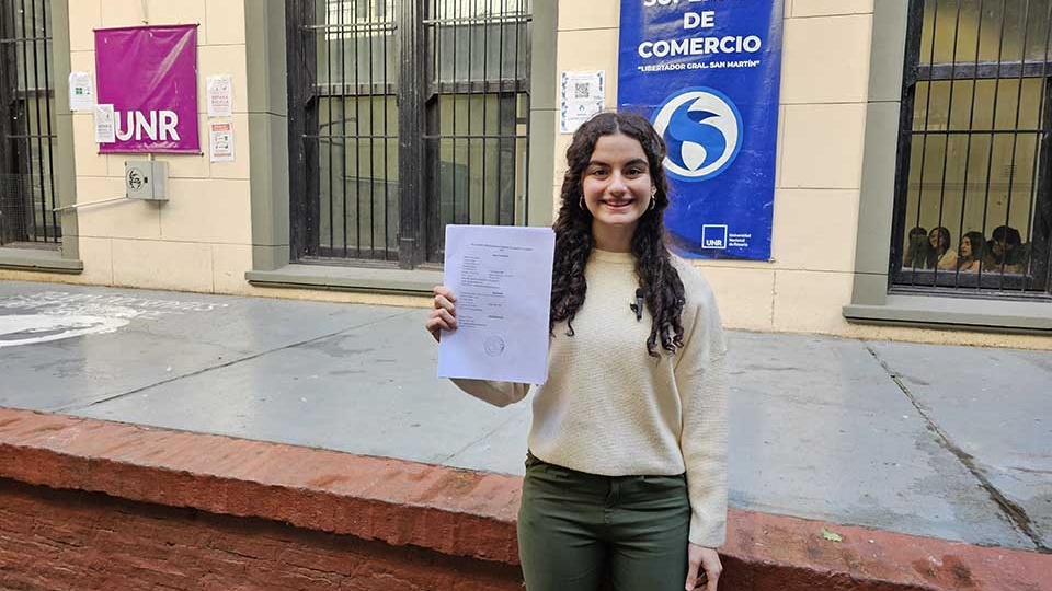 Pasantía de excelencia por una investigación | Una alumna del Superior de Comercio fue ... thumbnail