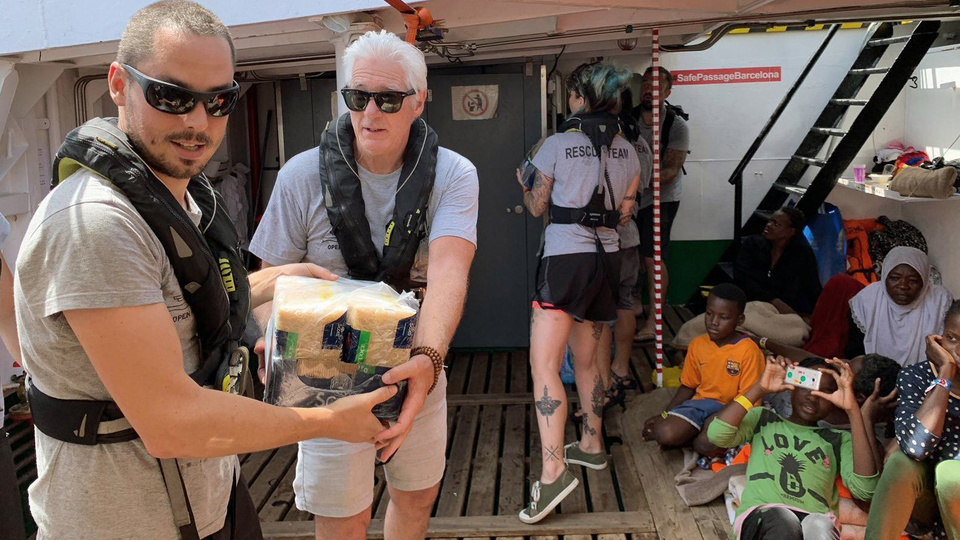 Richard Gere a bordo del Open Arms, ayer, en aguas abiertas cerca de Lampedusa.