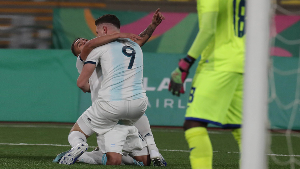 Gaich abraza a Valenzuela para festejar uno de los goles.