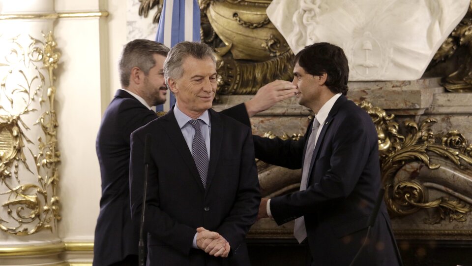 Jura Hernán Lacunza, lo saluda Marcos Peña, Mauricio Macri se frota las manos.