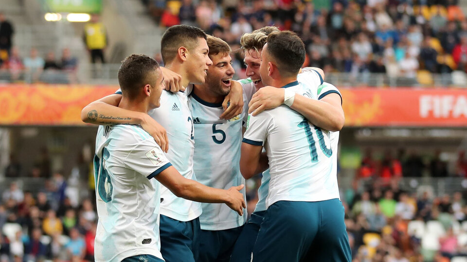 Los chicos de la Sub 20 festejan el 2-0 ante Portugal.