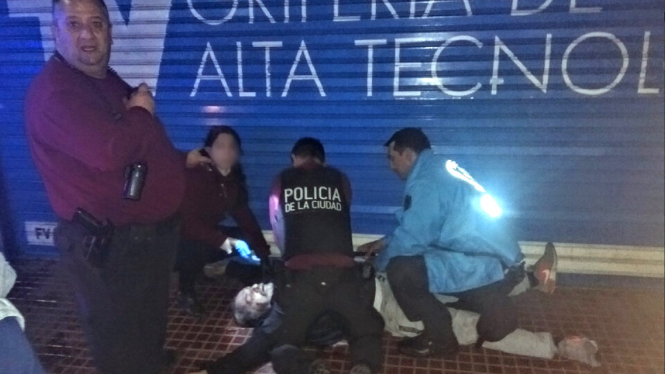 El hombre golpeado, ya fallecido en la vereda.