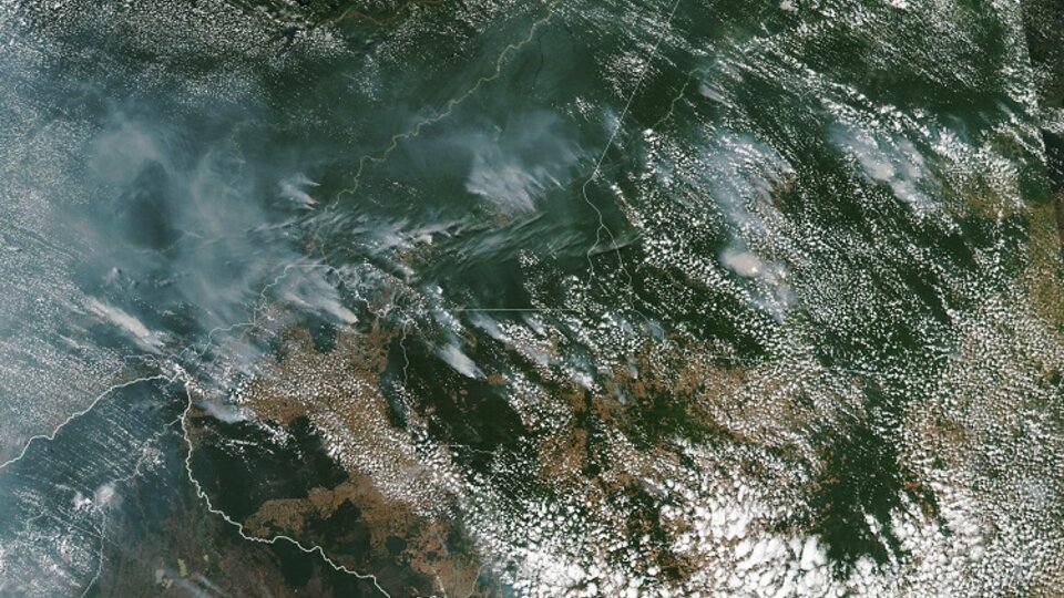 Una imagen satelital de los incendios en la Amazonia. 