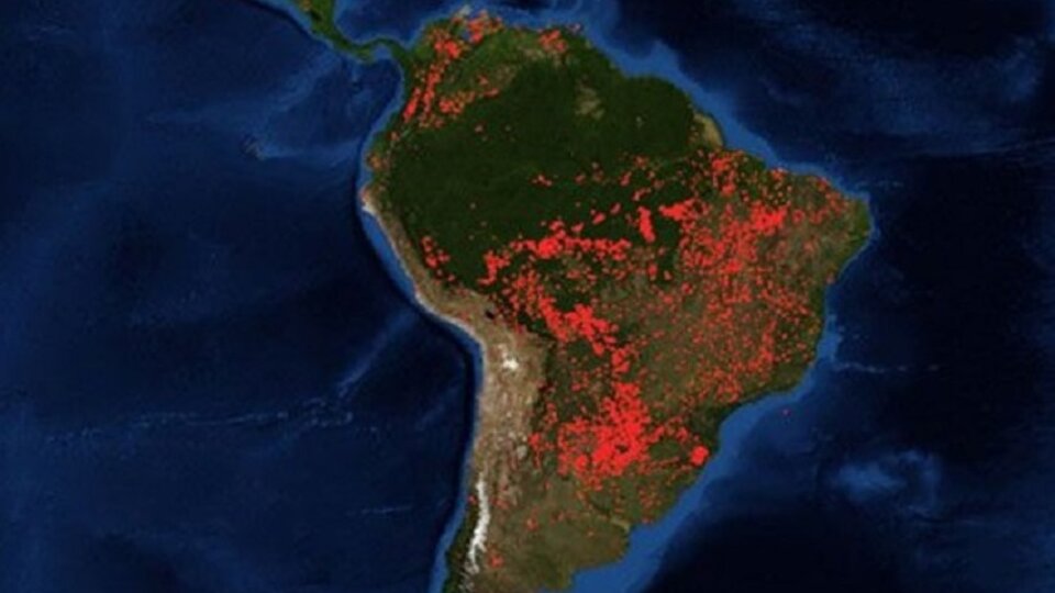 La superficie de Brasil, envuelta en llamas.Â