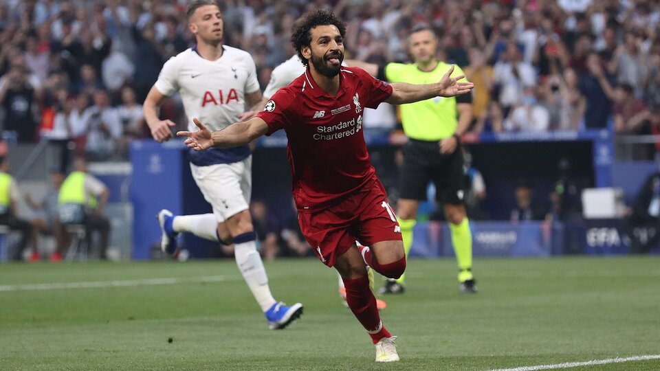 Mohamed Salah festeja el gol que le está dando la Champions League a Liverpool.