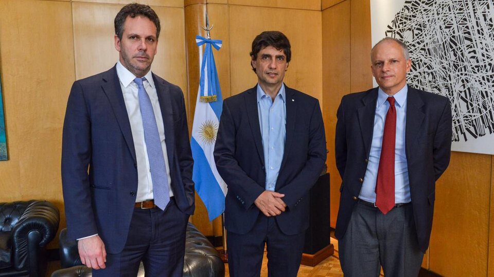 El presidente del Banco Central, Guido Sandleris, el ministro de Hacienda, HernÃ¡n Lacunza, y el jefe del Departamento del Hemisferio Occidental del FMI, Alejandro Werner