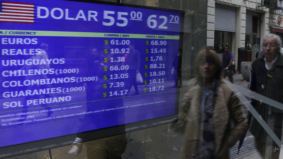 En bancos, la divisa superó los 62 pesos durante el día. En operaciones online tras el cierre, se ofrecía a 65.