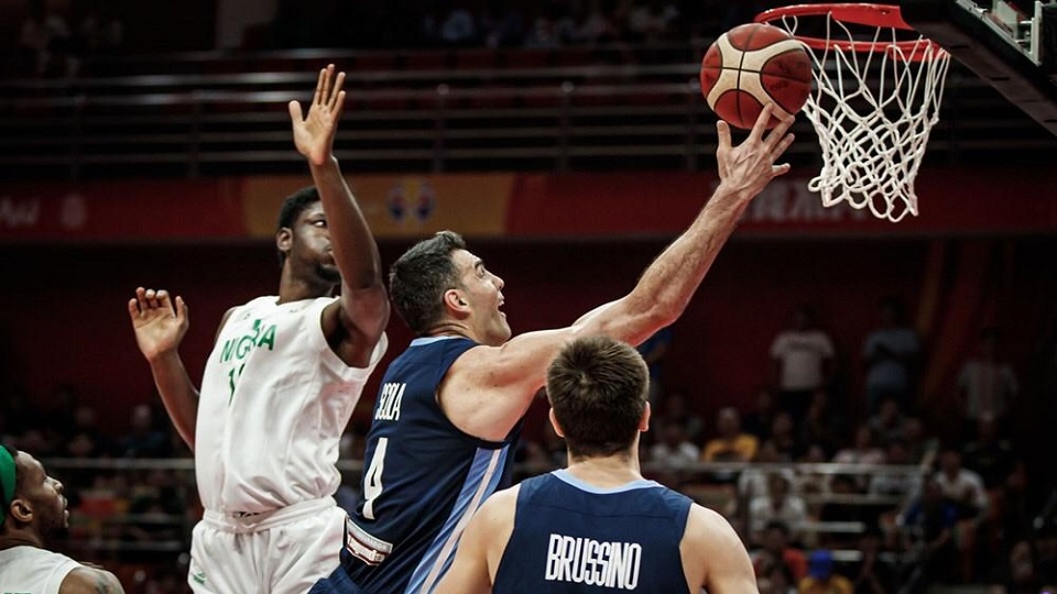 Scola dibuja en el poste bajo frente al ex San Antonio Spurs Chimezie Metu.