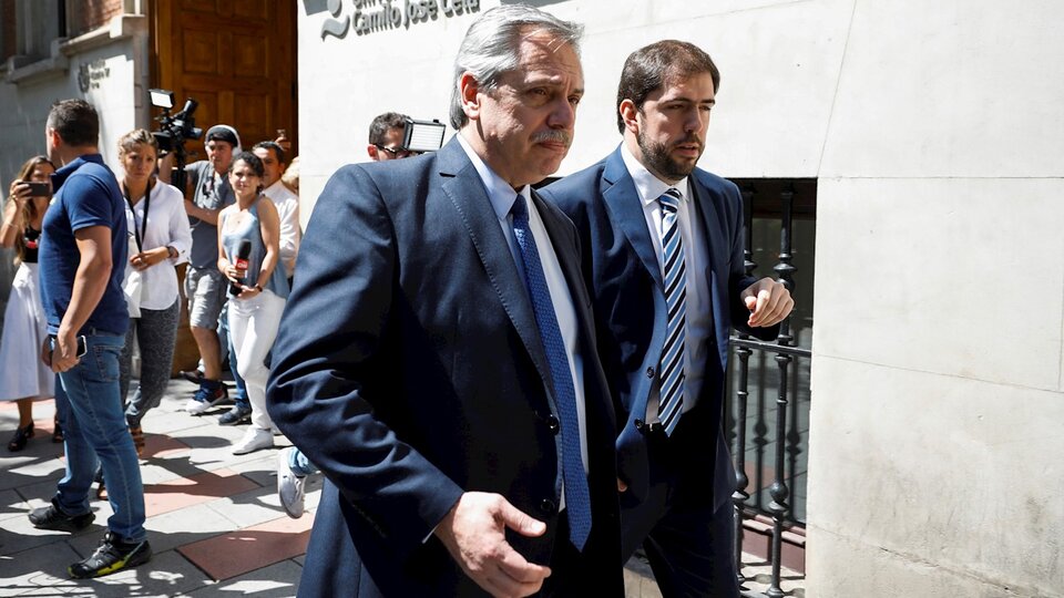 Fernández al salir de la Universidad Camilo José Cela.