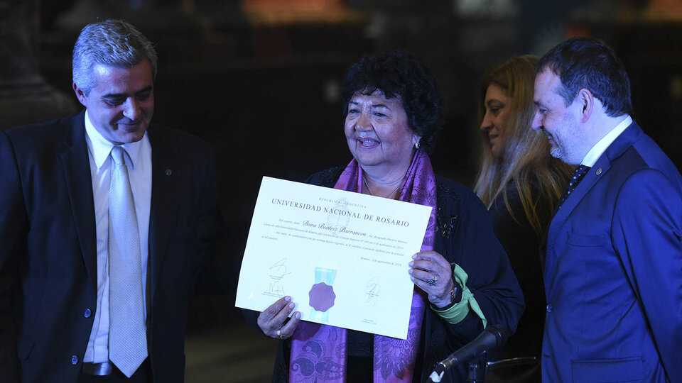 Bartolacci y Vila entregan el diploma Honoris Causa a Barrancos.