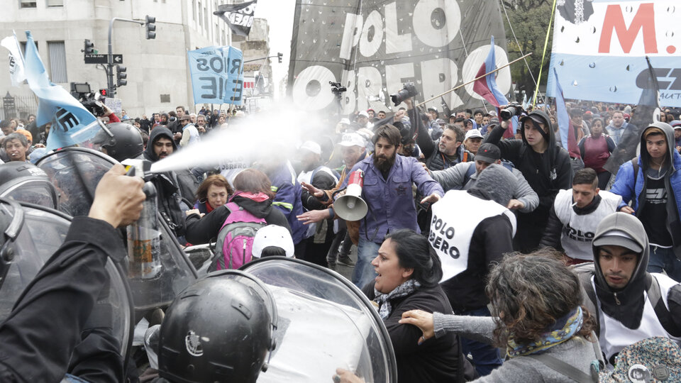 BRUTAL REPRESIÓN A MANIFESTANTES DE MOVIMIENTOS SOCIALES QUE PEDIAN UN PLAN DE EMERGENCIA ALIMENTARIO. BRUTAL REPRESIÓN A MANIFESTANTES DE MOVIMIENTOS SOCIALES QUE PEDIAN UN PLAN DE EMERGENCIA ALIMENTARIO.