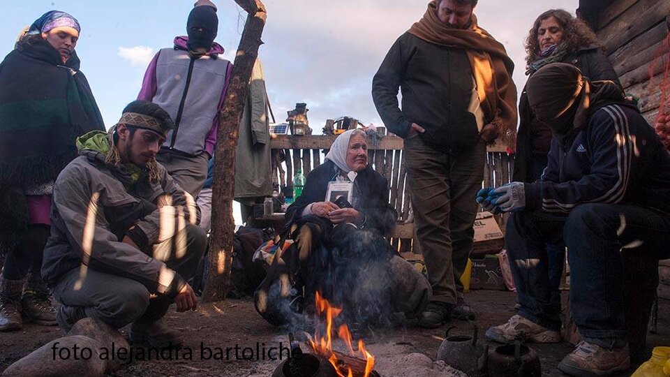 Visita de Nora Cortiñas y Chuzo González Quintana (de pie con bufanda marrón) a la Pu Lof en Resistencia Cushamen en agosto de 2017 cuando Santiago Maldonado aún estaba desaparecido.Â