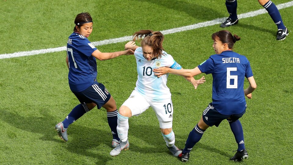 EstefanÃa Banini sobremarcada por las japonesas, como en todo el partido.