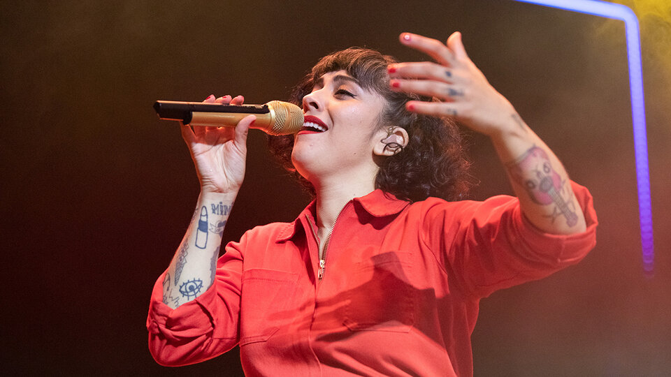 Mon Laferte Y Un Derroche De Magnetismoshowbizbeta Noticias Del Mundo Del Espectaculo