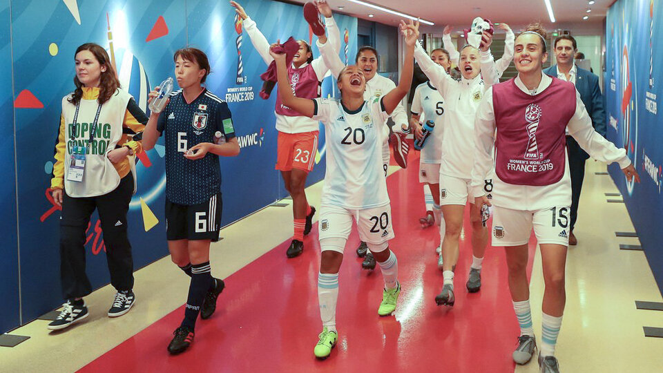 Rumbo al vestuario, las jugadoras argentinas festejan la histórica igualdad.