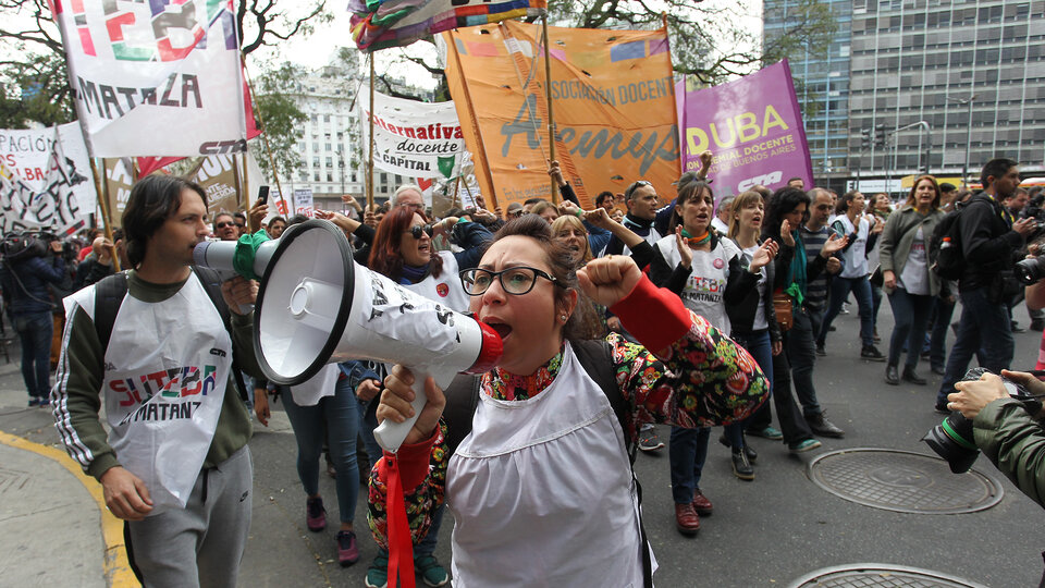 Los docentes marcharon a la Casa de Chubut en la CABA.