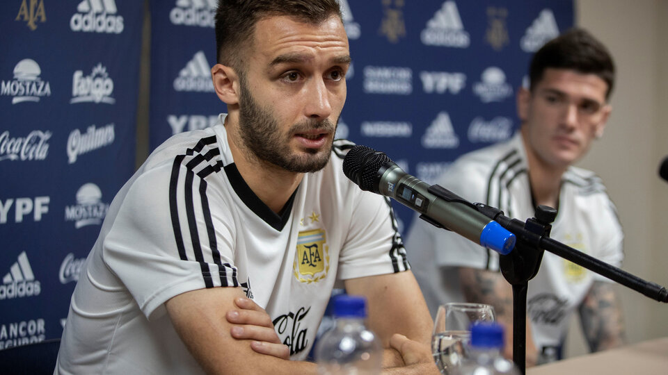 Pezzella y De Paul, durante la conferencia de prensa.