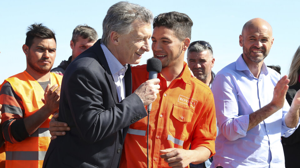 Fiesta: Macri inaugurando una parte ínfima de la ruta 8.