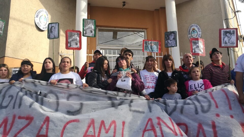 La marcha encabezada por los familiares.