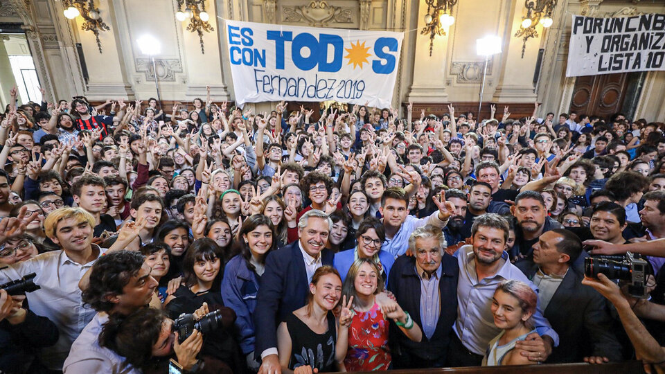 Fernández y Mujica con les chiques del Nacional