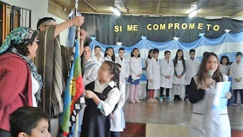 El acto de promesa a la bandera donde también se rindió homenaje a la &amp;quot;wenufoye&amp;quot;.