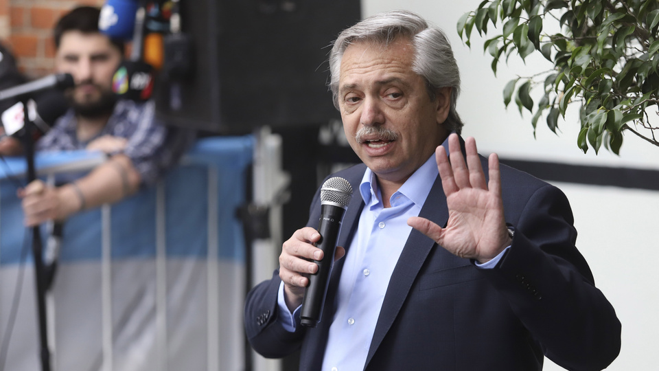 El día de Alberto Fernández: abrazos, cantitos, anécdotas y emoción