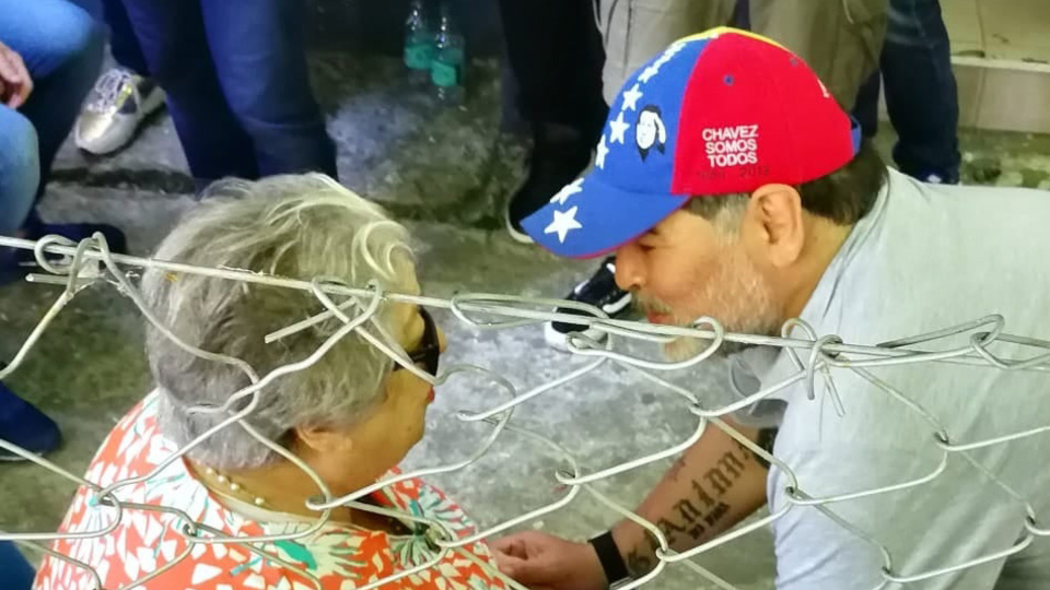 Diego Maradona saludó a Hebe de Bonafini en la tribuna de Gimnasia