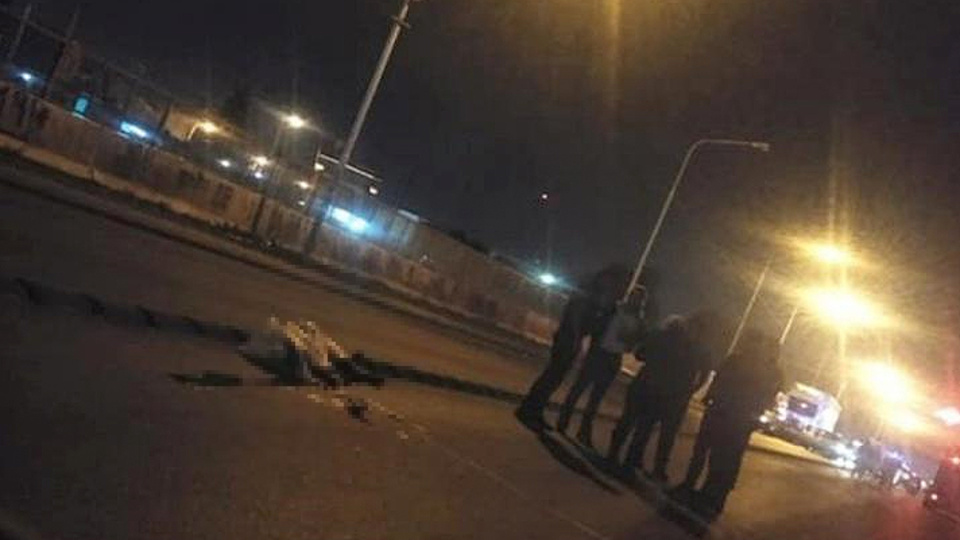 Fue arrojada de un auto, en Laferrere, y murió atropellada