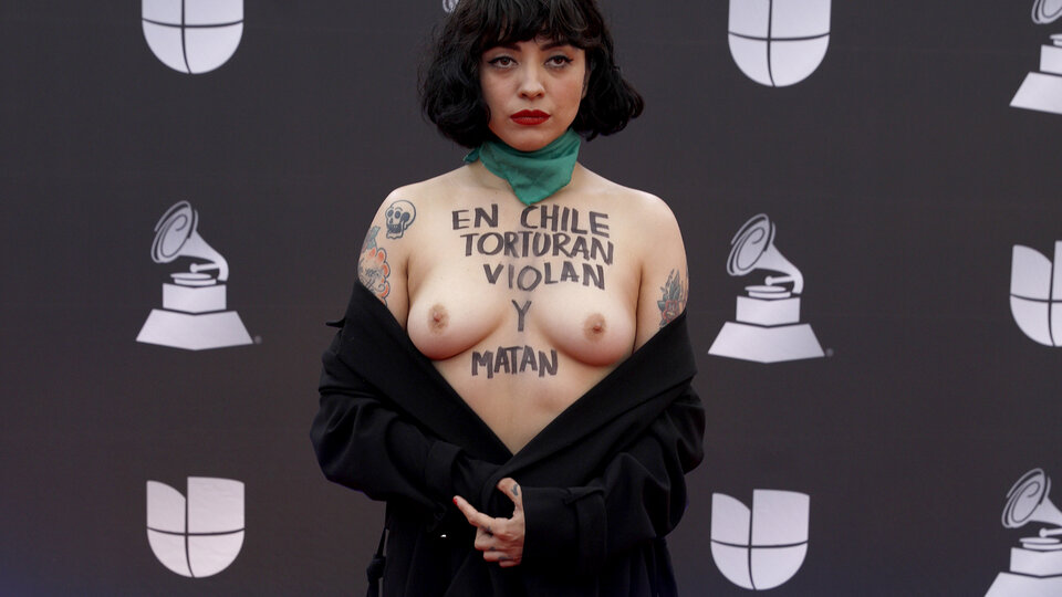 Mon Laferte en los Grammys Latinos: la denuncia en el cuerpo