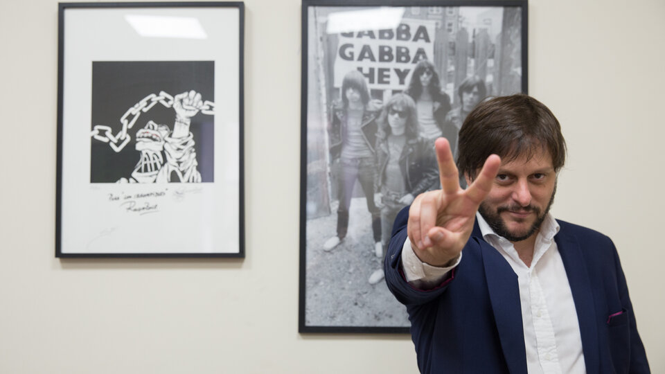 Santoro lleva el rock como paradigma, defiende la educación informal y no puede escapar de las redes sociales.