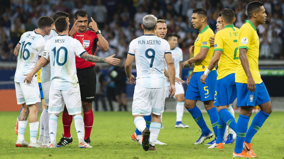 El ecuatoriano Roddy Zambrano, en el centro de las protestas durante el clásico.