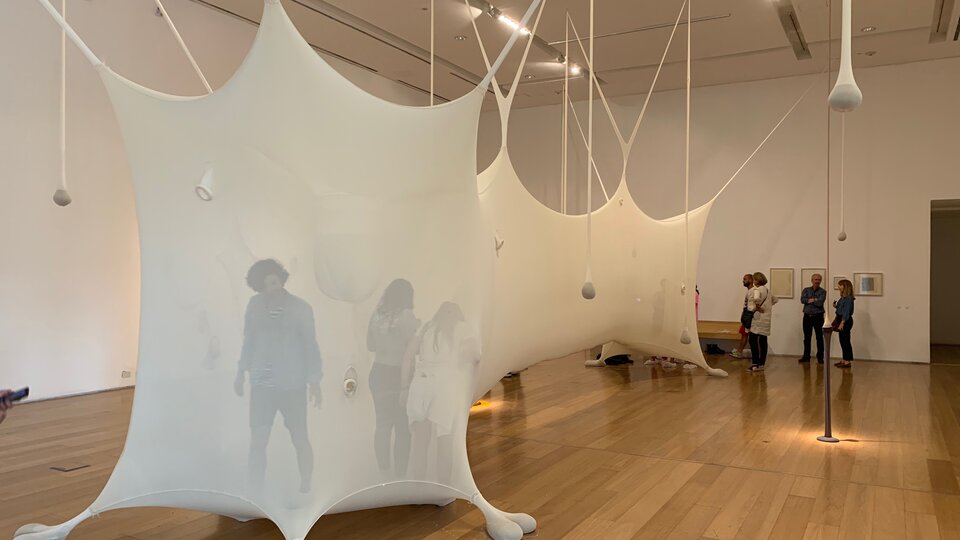 Una de las instalaciones transitables de Ernesto Neto en el Malba. Abajo: Otra instalación de Ernesto Neto en el Malba.