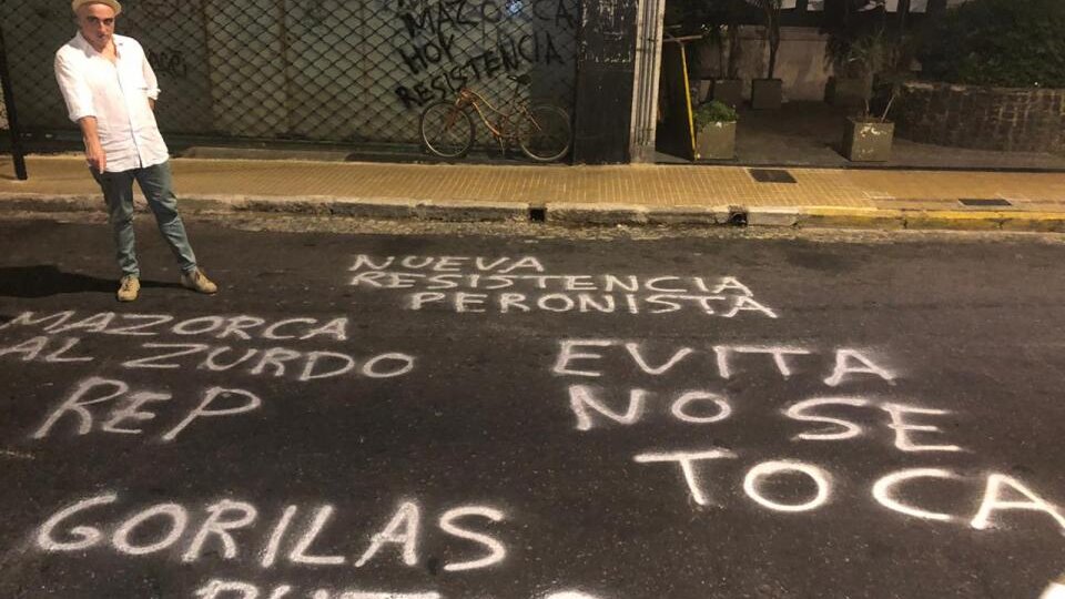 Nuevas amenazas contra Rep por dibujar a Perón con un pañuelo verde al cuello