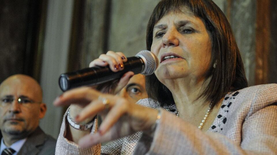 Bullrich pidió "toneladas de piedras" contra la ley de Emergencia