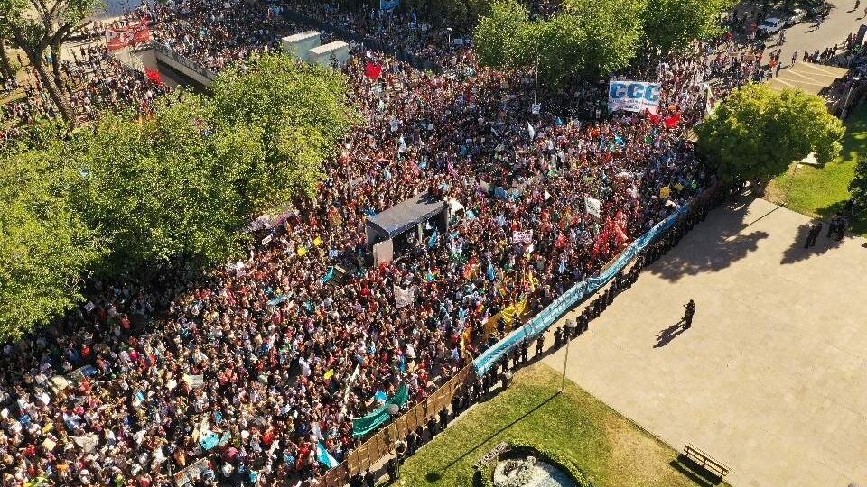 Más de 50 mil vecinos y asambleístas protestaron frente a la Casa de Gobierno de Mendoza.