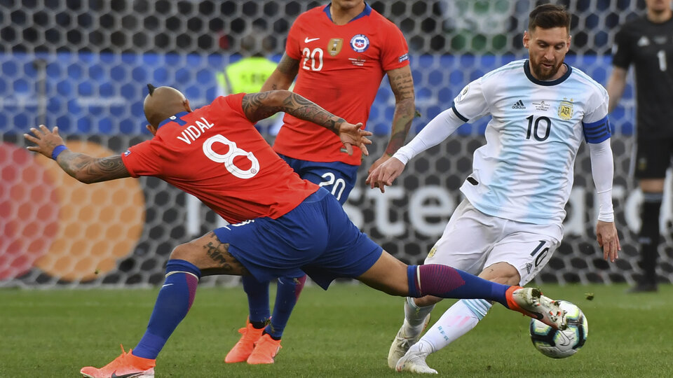 Messi se fue expulsado junto a Medel antes del final del primer tiempo.