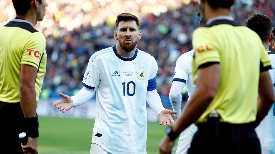 Messi, incrédulo ante la terna arbitral de Argentina-Chile.