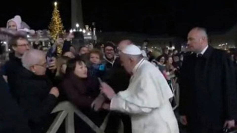 Tras pegarle en la mano a una mujer, el Papa pidió disculpas