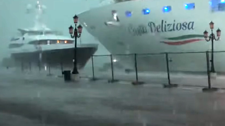 El crucero Costa Deliziosa en el momento en que estuvo a punto de chocar al yate en el puerto de Venecia.