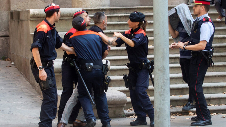 El tío de la joven intentó agredir a uno de los acusados a la entrada del tribunal, en Barcelona.