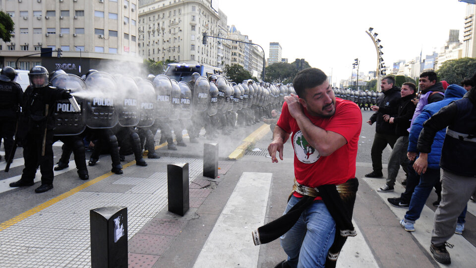La PolicÃa reprimió con gases lacrimógenos a los manifestantes que intentaban instalar carpas.