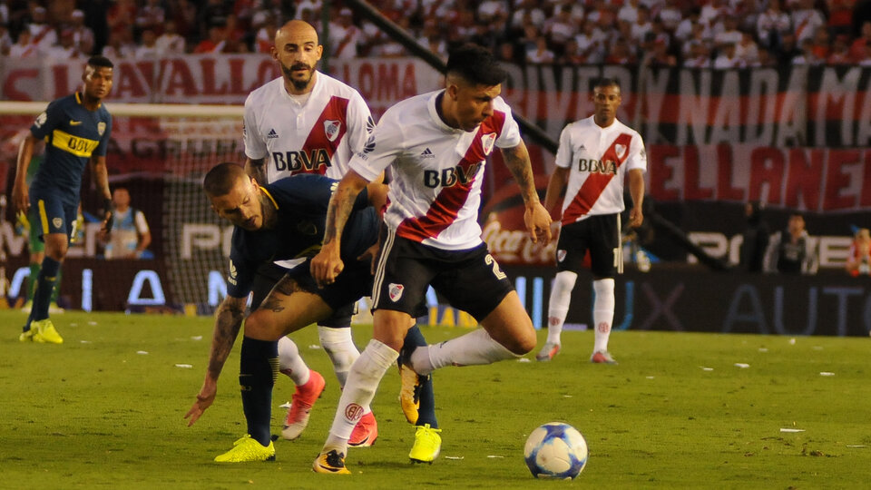 El último Superclásico por la Superliga fue en la Bombonera.