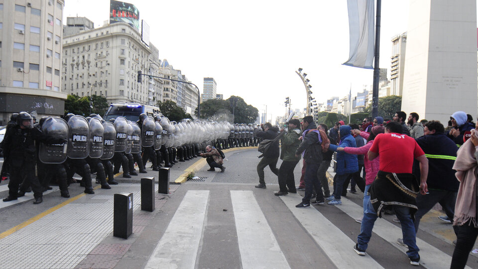 RepresiÃ³n policial a organizaciones sociales en el Obelisco el 9 de julio.