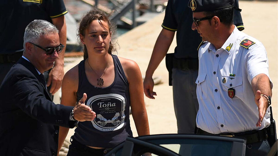 La capitana Raqckete, al momento de ser liberada después de su arresto.