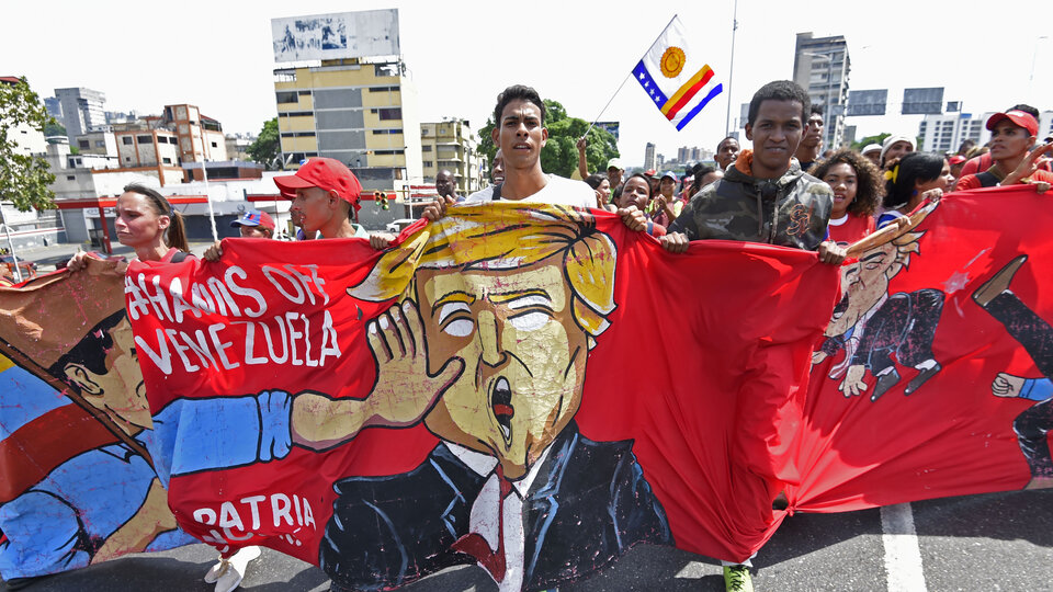 Simpatizantes de Maduro marchan por el Día del Trabajador en la capital venezolana.