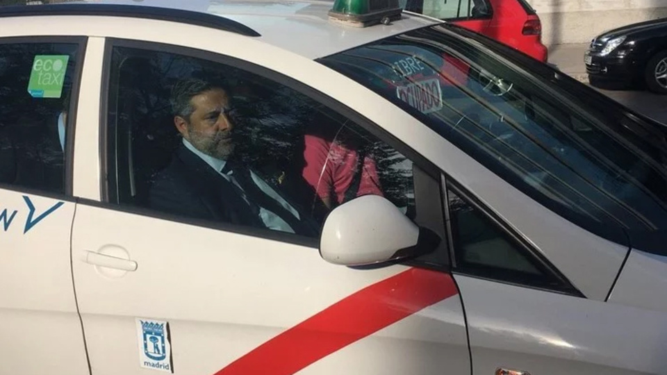 Angelici, presidente de Boca, arribando a la audiencia en un taxi madrileño.