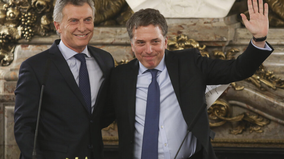 El presidente Mauricio Macri y el ministro de Hacienda, Nicolás Dujovne, saludando un índice de Inflación muy alto.