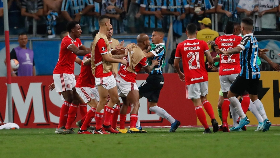 El último duelo de Libertadores entre ambos terminó con inicidentes dentro del campo de juego.